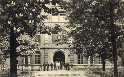 123342 Gezicht op de voorgevel van de Kazerne der Vestingartillerie (Croeselaan 39) te Utrecht.